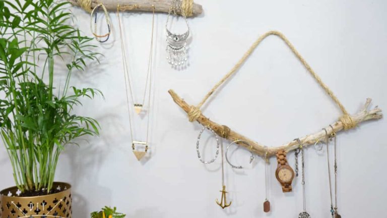 Be Aware Of The Latest Designs Of Wall Mounted Necklace Holders